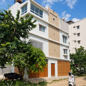 INDEPENDENT MULTI-LEVEL BUILDING FOR SALE